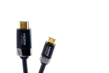 HDMI kabloları beyaz arkaplan ile yan yana normal ve mini