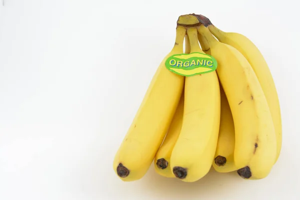 Ett Gäng Gula Ekologiska Bananer Med Ett Grönt Ekologiskt Klistermärke — Stockfoto
