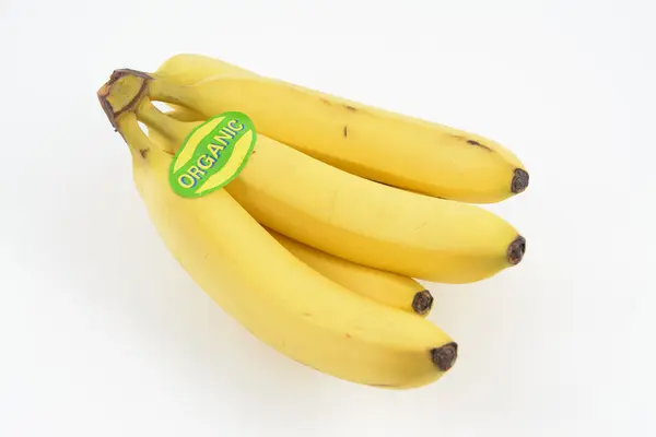 Flok Gule Økologiske Bananer Med Grønt Økologisk Klistermærke - Stock-foto