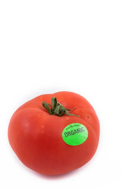 Une Tomate Rouge Très Mûre Avec Autocollant Bio Vert Dessus — Photo