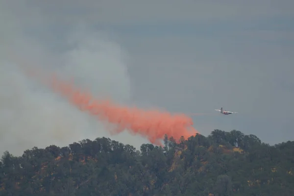 Samolot Cal Fire Porzucający Czerwony Środek Zmniejszający Palność Wzgórzu Lake — Zdjęcie stockowe
