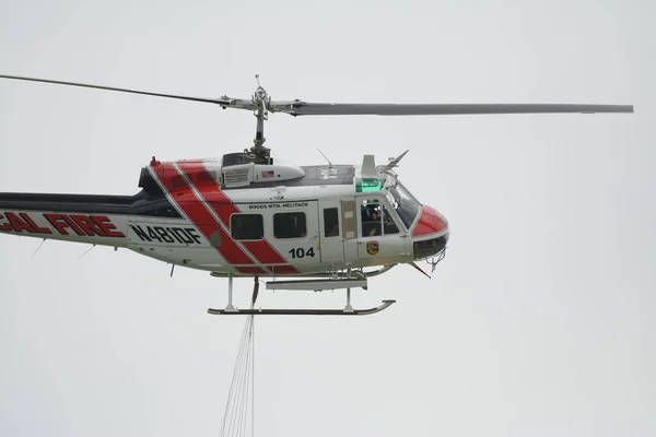 Вертолет Cal Fire Летающий Вокруг Ведром Воды Озере Берриесса Калифорния — стоковое фото