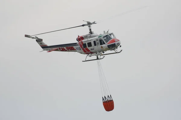 Helikopter Cal Fire Latający Dookoła Wiadrem Wody Jeziorze Berryessa Kalifornia — Zdjęcie stockowe