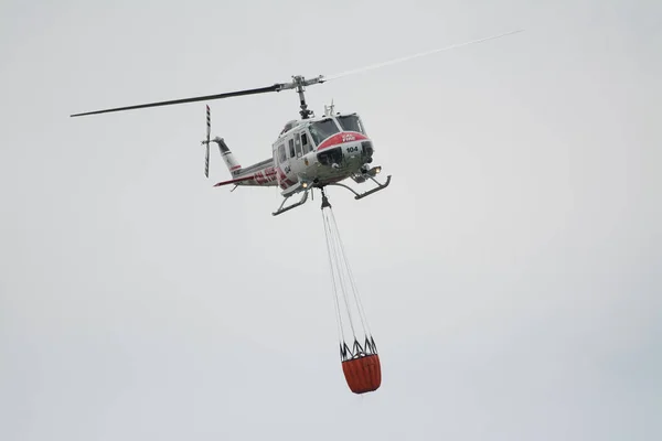 Elicottero Cal Fire Che Vola Giro Con Secchio Acqua Nel — Foto Stock