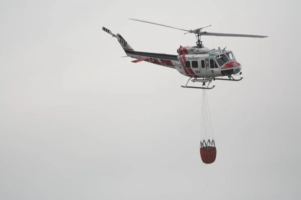 Elicottero Cal Fire Che Vola Giro Con Secchio Acqua Nel — Foto Stock