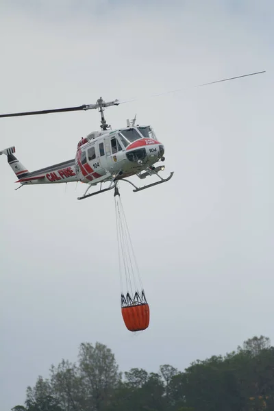 Вертолет Cal Fire Летающий Вокруг Ведром Воды Озере Берриесса Калифорния — стоковое фото