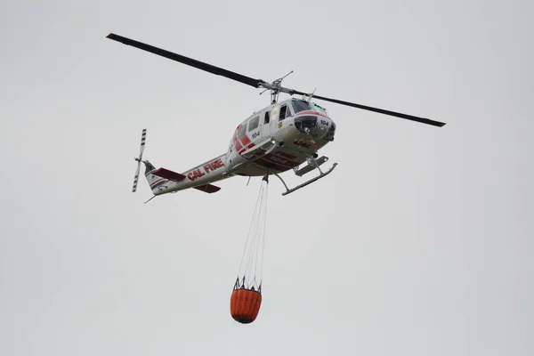 Cal Fire Helicopter Flying Water Bucket Lake Berryessa California Usa — Stock Photo, Image