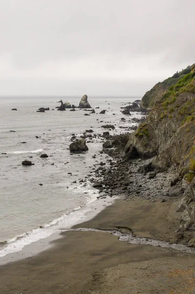崖や岩と霧のビーチ — ストック写真