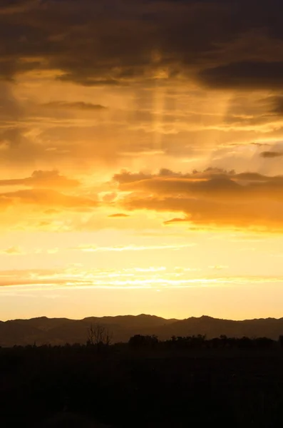 Закат Облаками Оранжево Желтые Лучи Света — стоковое фото