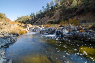 River Creek Şelalesi Kayalıklar Ormanı üzerinde