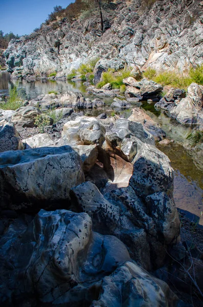 Consunes Río Sequía Revela Roca Granito Pulido — Foto de Stock