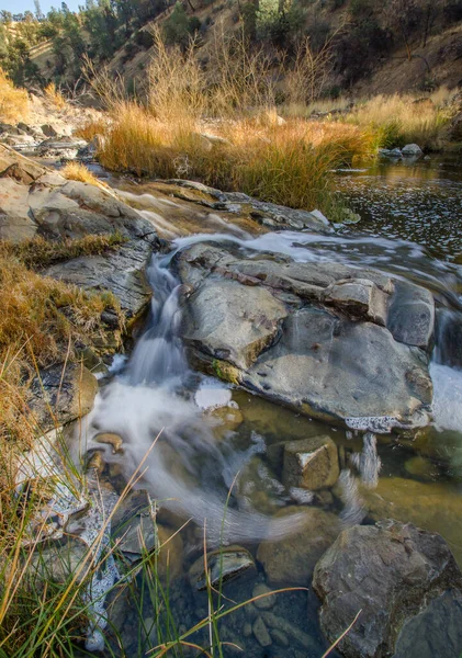 Caché Arroyo California Fluyendo Sobre Rocas — Foto de Stock