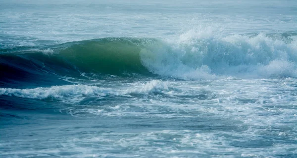 海で大規模な波が — ストック写真