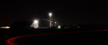 Geceleri pirinç ambarları ve değirmenleri gece boyu çalışır..