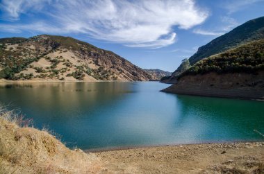 Berryessa Gölü 'nde aydınlık bir gün Kaliforniya