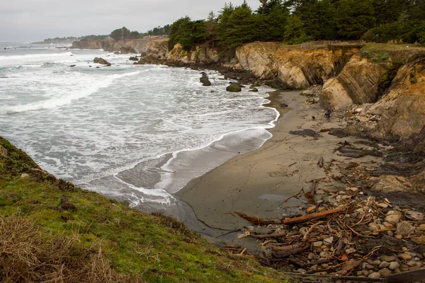 北カリフォルニアの海岸線は荒天と波が砕け — ストック写真