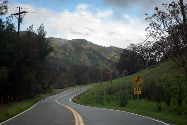 Пустой Автострады Деревьями Зелеными Холмами Бокам Голубым Облачным Небом — стоковое фото
