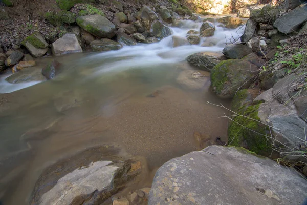 Szybka Płytka Rzeka Płynąca Skalistej Powierzchni Między Kamieniami Pokrytymi Porostami — Zdjęcie stockowe