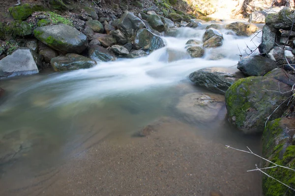 Rychlá Úzká Řeka Tekoucí Mezi Velkými Skalami Pokrytými Zeleným Mechem — Stock fotografie