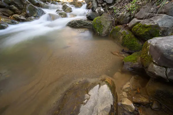 Schnell Fließendes Wasser Über Sand Und Felsen — Stockfoto
