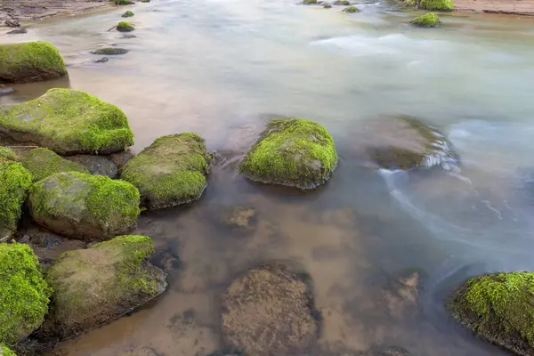 Flacher Transparenter Fluss Der Auf Felsiger Oberfläche Mit Steinen Fließt — Stockfoto