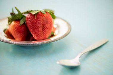 Gümüş tepside olgun çilek