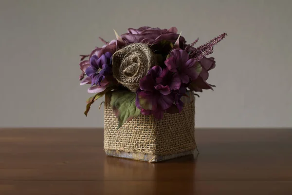 Fioletowy Rustykalny Sztuczny Kwiat Dekoracyjny Jutą — Zdjęcie stockowe
