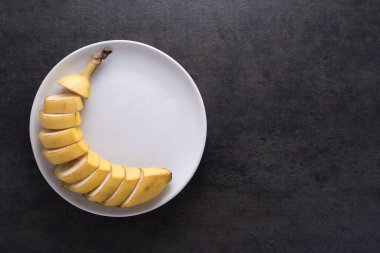 Beyaz tabakta kaynamış muz