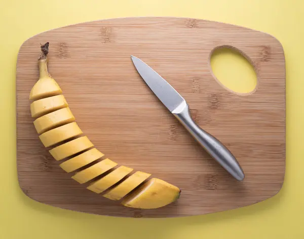 Banana Fatiada Com Faca Tábua Corte — Fotografia de Stock