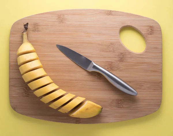 Banana Fatiada Com Faca Tábua Corte — Fotografia de Stock