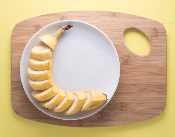 Banana Fatiada Placa Branca — Fotografia de Stock