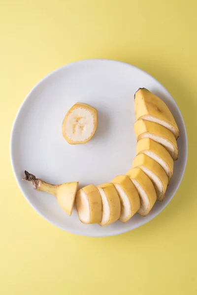 切碎的香蕉未剥皮在盘子里 — 图库照片
