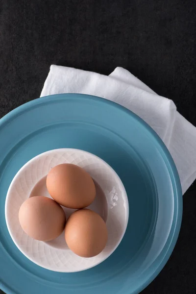 Beyaz Bir Kasede Kahverengi Yumurta — Stok fotoğraf