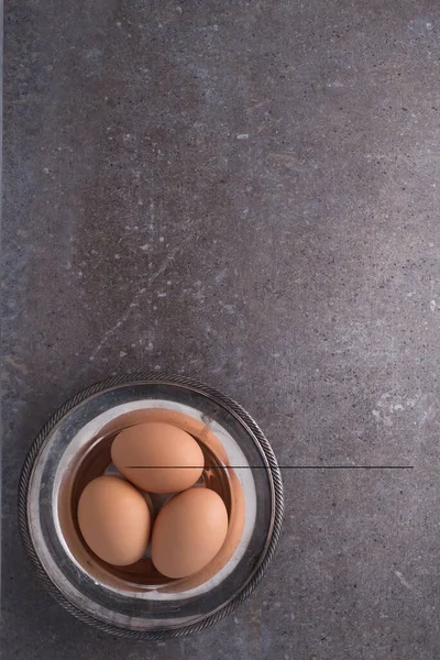 Bruine Eieren Zilveren Metalen Schaal — Stockfoto