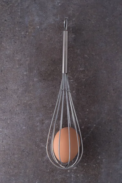 Kahverengi Bir Tavuk Yumurtası Tel Çırpılmış Mutfak Gereçlerine Sıkışmış — Stok fotoğraf