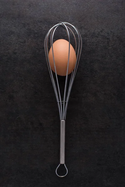 Brune Egg Fanget Stålrør Med Mørk Landlig Steinsoverflate – stockfoto