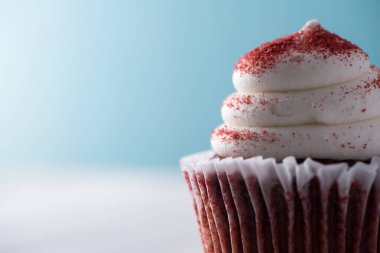 Kırmızı Velvet Cupcake mavi arkaplan 