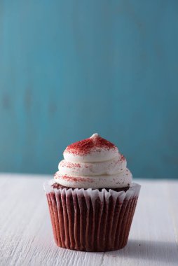 Kırmızı Velvet Cupcake mavi arkaplan 