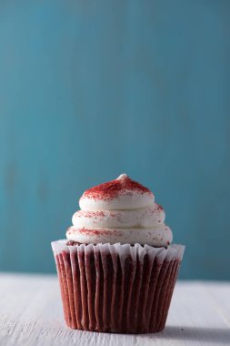 Kırmızı Velvet Cupcake mavi arkaplan 