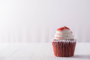 Kırmızı Velvet Cupcake beyaz arkaplan 