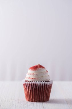 Kırmızı Velvet Cupcake beyaz arkaplan 