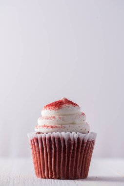 Kırmızı Velvet Cupcake beyaz arkaplan 