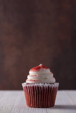 Kırmızı Velvet Cupcake kırmızı arkaplan