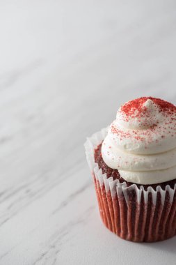 Kırmızı kadife kek mermer kaplama.