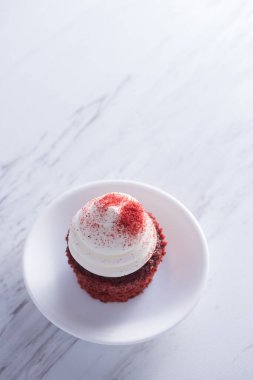 Kırmızı Velvet Cupcake mermer masa 