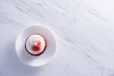 Kırmızı Velvet Cupcake mermer masa 