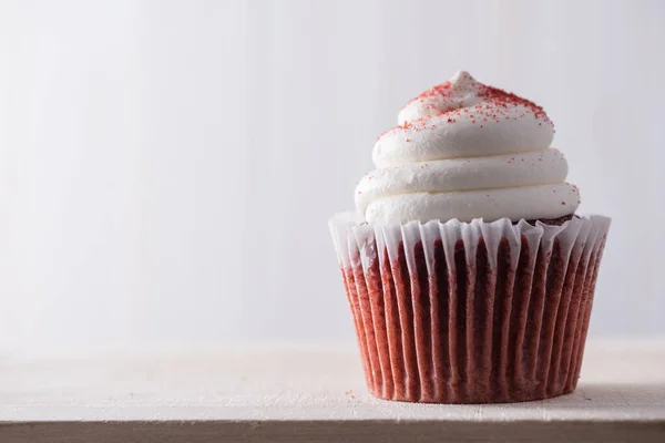 Terciopelo Rojo Cupcake Fondo Blanco —  Fotos de Stock