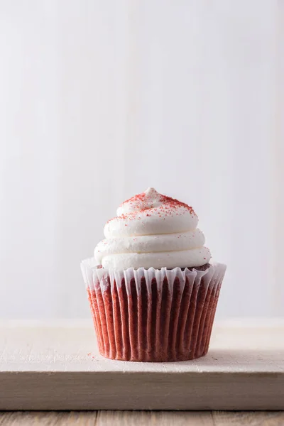 Red Velvet Cupcake Fundo Branco — Fotografia de Stock