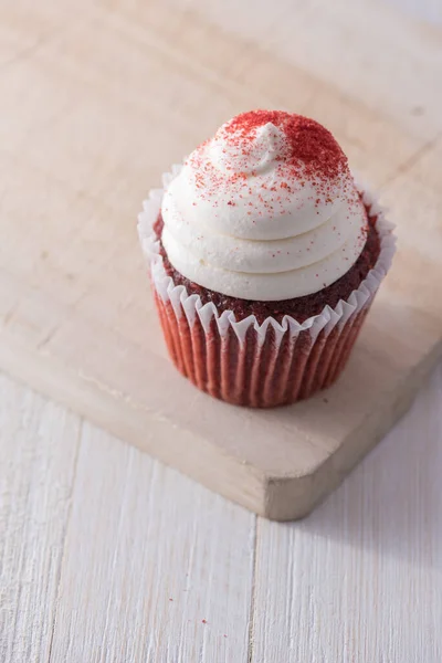 Terciopelo Rojo Cupcake Fondo Blanco —  Fotos de Stock