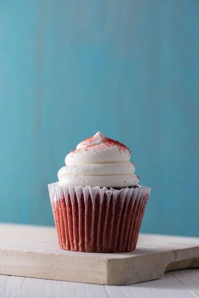 Terciopelo Rojo Cupcake Fondo Azul —  Fotos de Stock